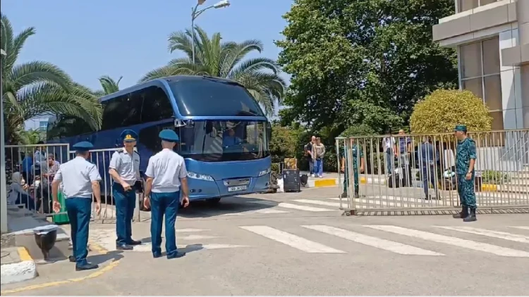 İrandan Azərbaycana təxliyə edilənlər avtobusla Bakıya yola salındı - VİDEO