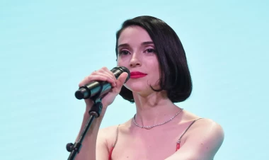 Məşhur müğənni konsertində mühafizəçini 