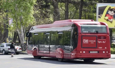 “BakuBus” avtobusu qəzaya düşdü - meyvələr yola dağıldı - FOTO