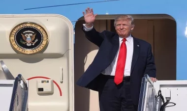 Tramp təyyarəyə minərkən yıxıldı - VİDEO