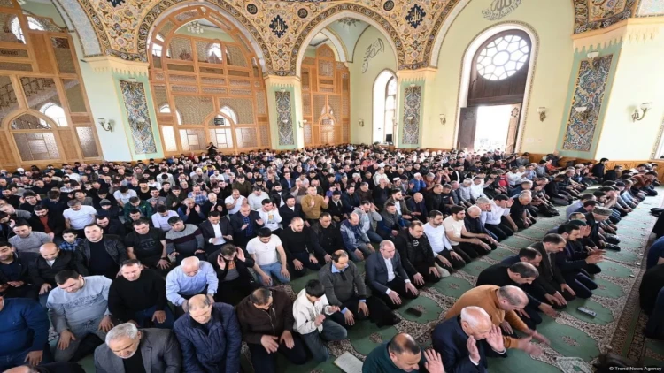 Təzəpir məscidində bayram namazı qılındı