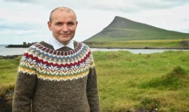 Keçmiş prezident parkda bələdçi işləyir