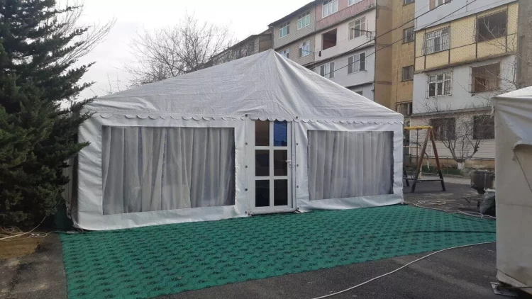 Güclü külək toy çadırını uçurtdu - VİDEO