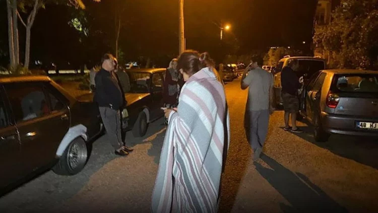 Türkyədə zəlzələ anı - İnsanlar təşviş içində - VİDEO - FOTO