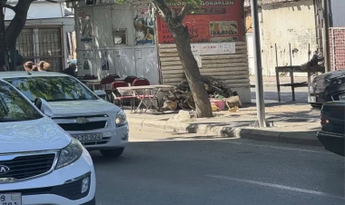 Bu küçədə kababxana səkini zəbt edib - VİDEO