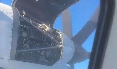 Səmada DƏHŞƏTLİ ANLAR - Sərnişin təyyarəsinin mühərrik qapağı qopdu - VİDEO