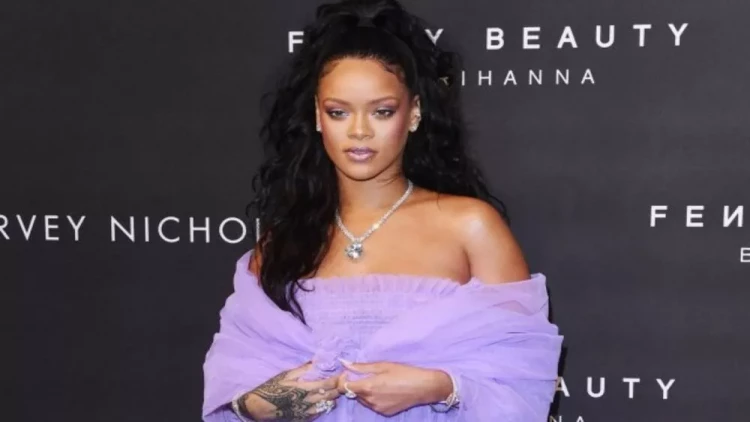 Rihannaya ağır itki - FOTO