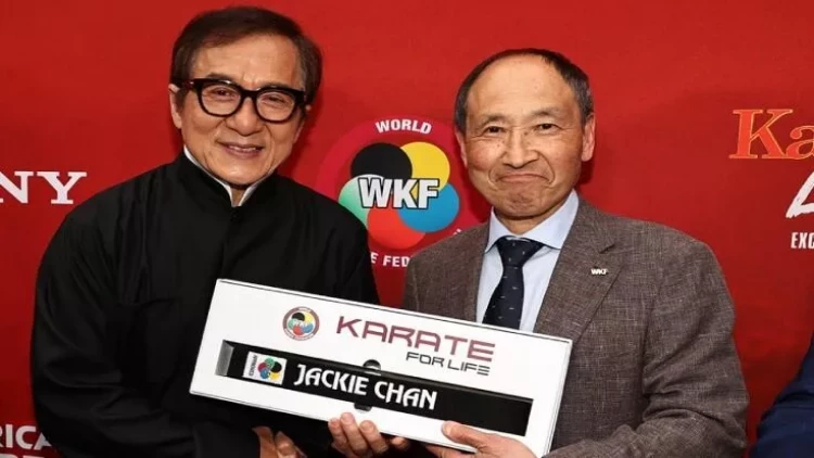 Ceki Çan qara kəmər aldı