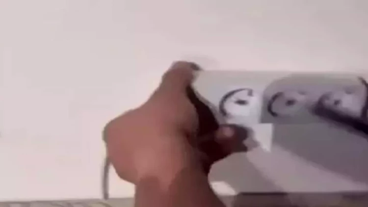 Evini kirayə verib, 