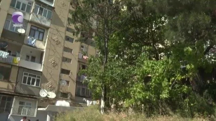 Bakıda binada ilanlar kök salıb - Sakinlər təşvişdə - VİDEO
