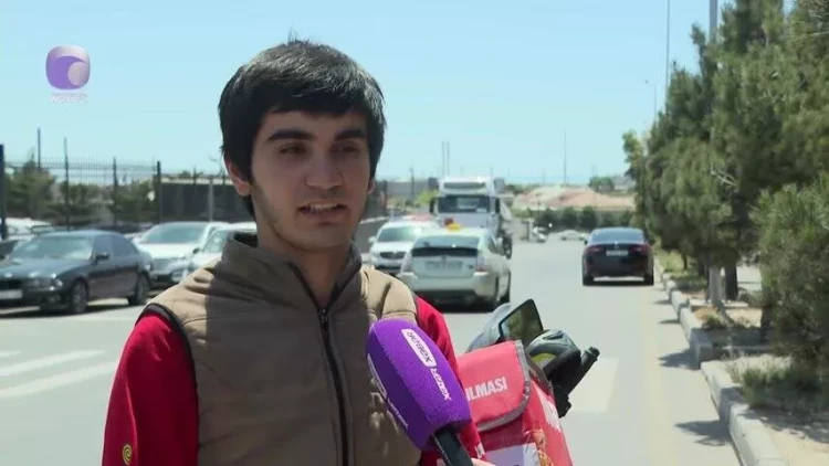 Yazısı ilə sosial şəbəkələrdə gündəm olan kuryer danışdı - VİDEO