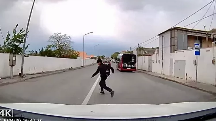 Məktəbli sürücünü çətin vəziyyətə saldı - VİDEO