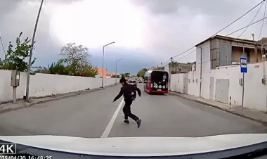 Məktəbli sürücünü çətin vəziyyətə saldı - VİDEO