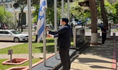 İsrailin Bakıdakı səfirliyində bayraq yarıya endirildi - FOTO