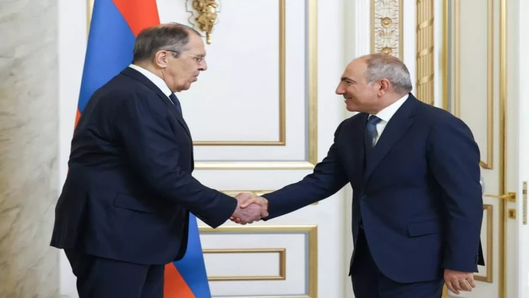 Paşinyan Lavrovla görüşdü