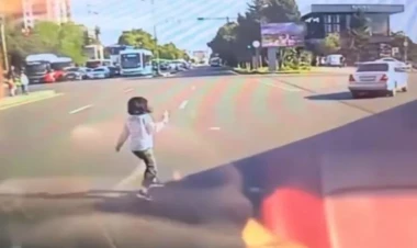 Bakıda uşaq ölümdəm son anda qurtuldu - VİDEO