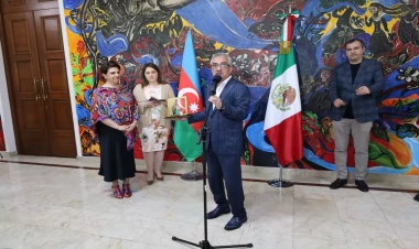 Kukla teatrında kuklalar sərgisi - FOTOlar