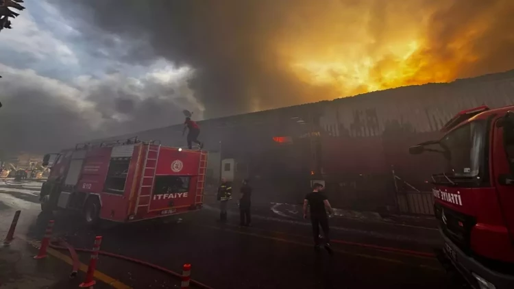 Türkiyədə fabrikdə güclü yanğın - Partlayış səsləri eşidildi - FOTO