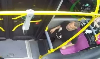 Avtobusun şüşəsini sındıran şəxs saxlanıldı - VİDEO