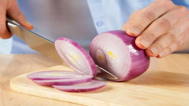 Soğan doğrayarkən ağlamamaq mümkündür