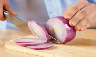 Soğan doğrayarkən ağlamamaq mümkündür