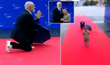Meloni 2 metrlik baş naziri diz çökdürdü - “Boyuma çatmaq istəyirdi”