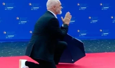 Baş nazir onu diz çökərək qarşıladı - FOTO