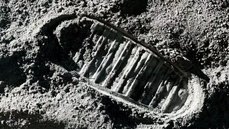 NASA-dan 7 kiloluq ay daşı oğurladı - Sevgilisinə aparacaqmış...