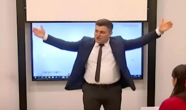 Ritmlə dərs keçən müəllim: 