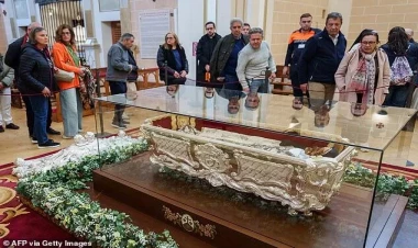 440 il əvvəl ölmüş Müqəddəs Terezanın tabutu açıldı – Bədəni hələ də çürüməyib - FOTO