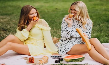 Piknikə gedəndə bu rəng paltarlar geyinməyin - Gənə yapışacaq