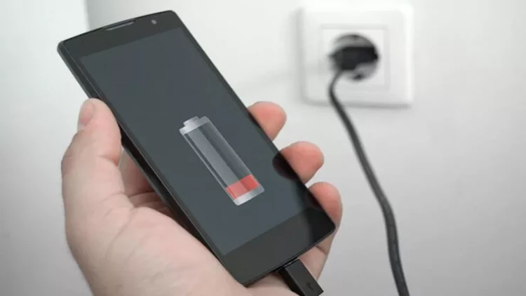 Telefonu məhv edən 10 vərdiş - Təhlükəlidir