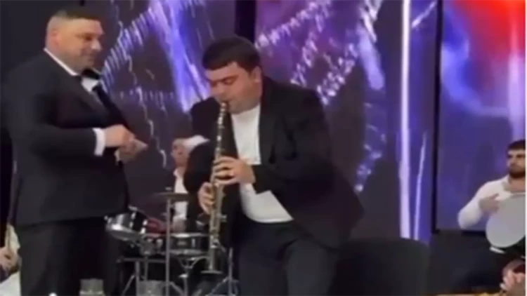 Mahir toyunda pul səpələdi - VİDEO