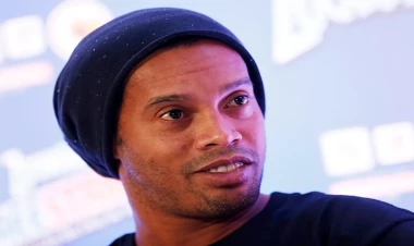 Ronaldinyo qız fanatlarının elə yerinə imza atdı ki... - VİDEO