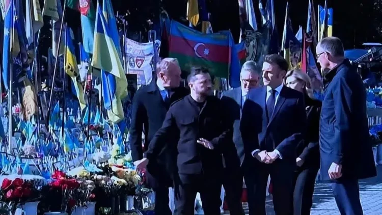 Günün FOTOsu: Makron Kiyevdə, Azərbaycan bayrağı başı üzərində