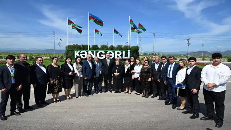 Prezident Ağdamın Kəngərli kəndinə köçən sakinlərlə görüşüb, onlara evlərin açarlarını təqdim edib - VİDEO - FOTO