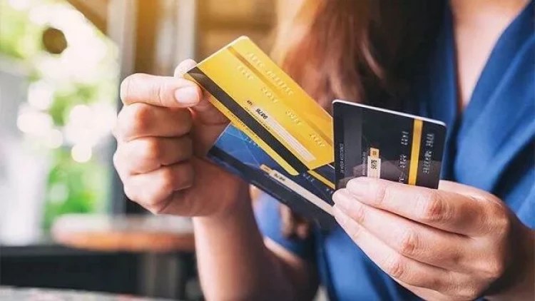 Kartda pul saxlamaq artıq risklidir - Bank işçisi hər şeyi danışdı