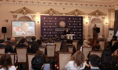 Ümummilli Lider Heydər Əliyevin anadan olmasının 102-ci ildönümü Diasporla İş üzrə Dövlət Komitəsində qeyd edilib - FOTO