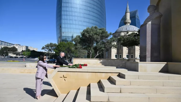 İlham Əliyev və Mehriban Əliyeva faşizm üzərində Qələbə uğrunda mübarizədə həlak olan Azərbaycan övladlarının xatirəsini ehtiramla anıblar - VİDEO - FOTO