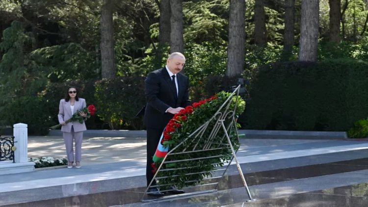 Prezident və birinci xanım Fəxri xiyabanda Ulu Öndər Heydər Əliyevin məzarını ziyarət ediblər - VİDEO - FOTO