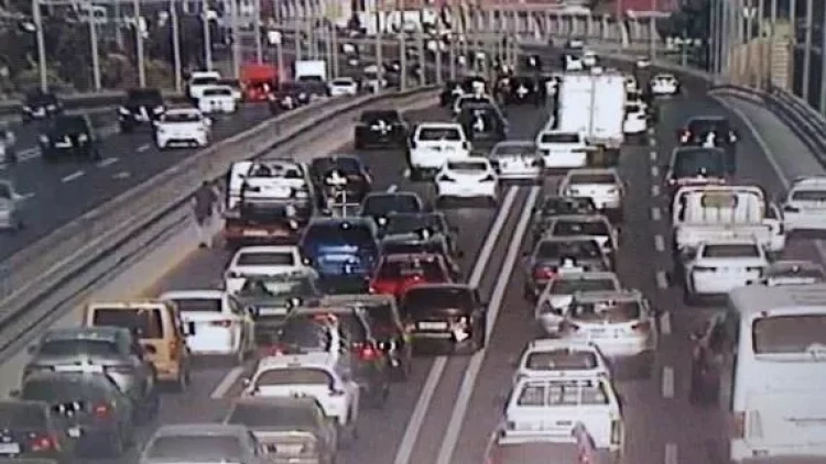 Bu yolda 3 maşın toqquşdu, tıxac yarandı