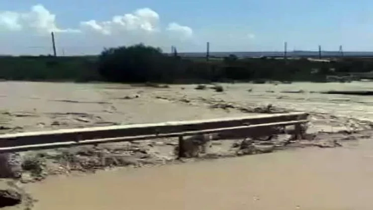 Polis selə düşən uşağı belə xilas etdi - VİDEO