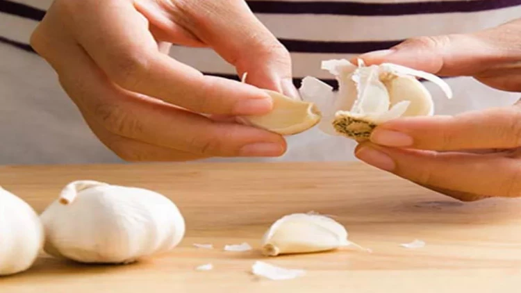 Allergiyanı yüngülləşdirmək üçün sarımsaq bal qarışımı