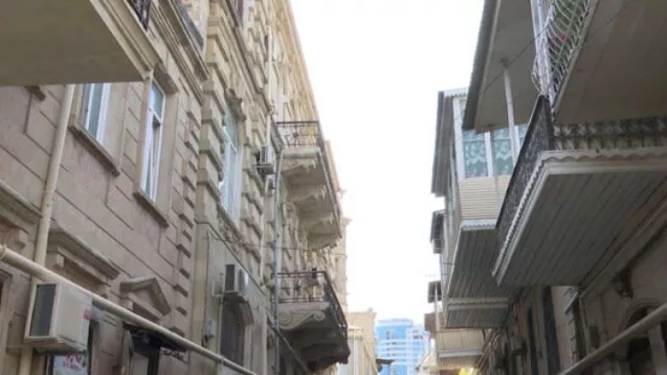 9 mərtəbəli binanın 8-ci mərtəbəsində biabırçı vəziyyət hökm sürür