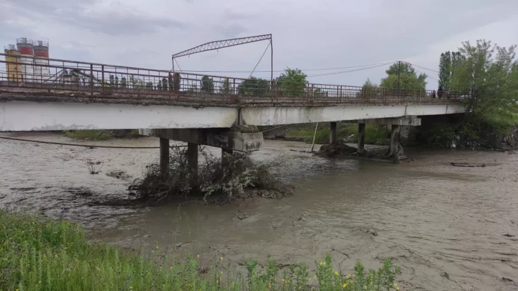 Körpü qəzalı vəziyyətə düşdü - 10 kəndin rayon mərkəzi ilə əlaqəsi kəsildi - FOTO