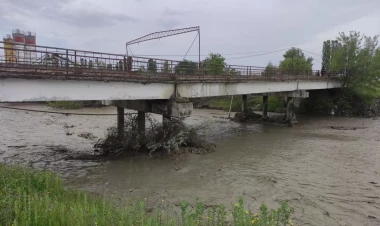 Körpü qəzalı vəziyyətə düşdü - 10 kəndin rayon mərkəzi ilə əlaqəsi kəsildi - FOTO