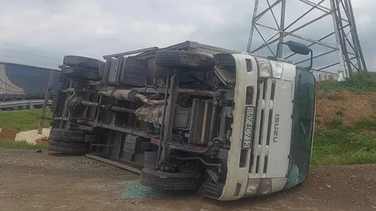Qəza oldu - çörəklər yola dağıldı - FOTO