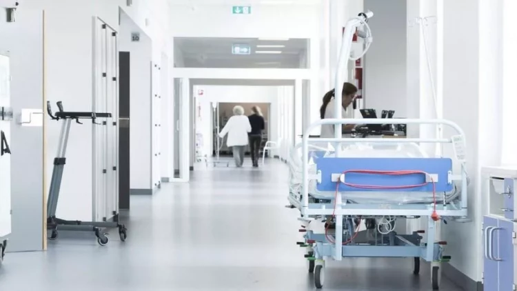 Məşhur klinikada 55 yaşlı kişi öldü - FOTO