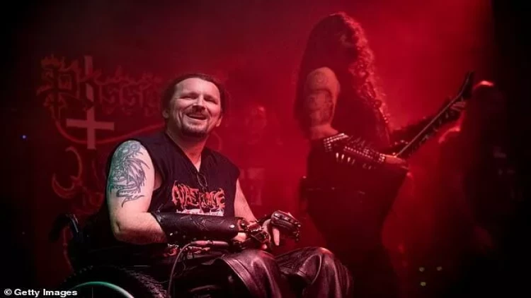 Polis məşhur qrupun gitaristini güllələdi - FOTO