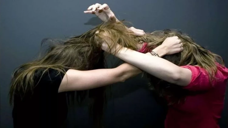 Azərbaycanda məktəbli qızlar 16 yaşlı yeniyetməni döyüb xəstəxanalıq etdilər